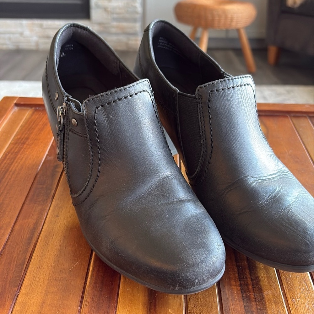 Clark’s Black Zip up Ankle Boot. Womens 7 1/2​